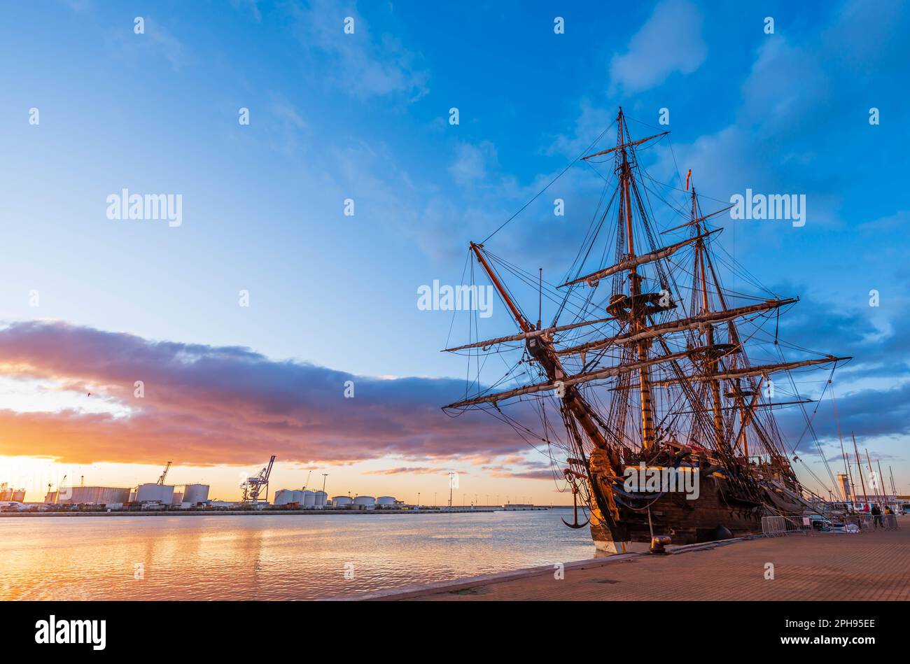 El velero más grande del mundo, el Gotheborg, en el puerto de Sète, en Occitanie, Francia Foto de stock