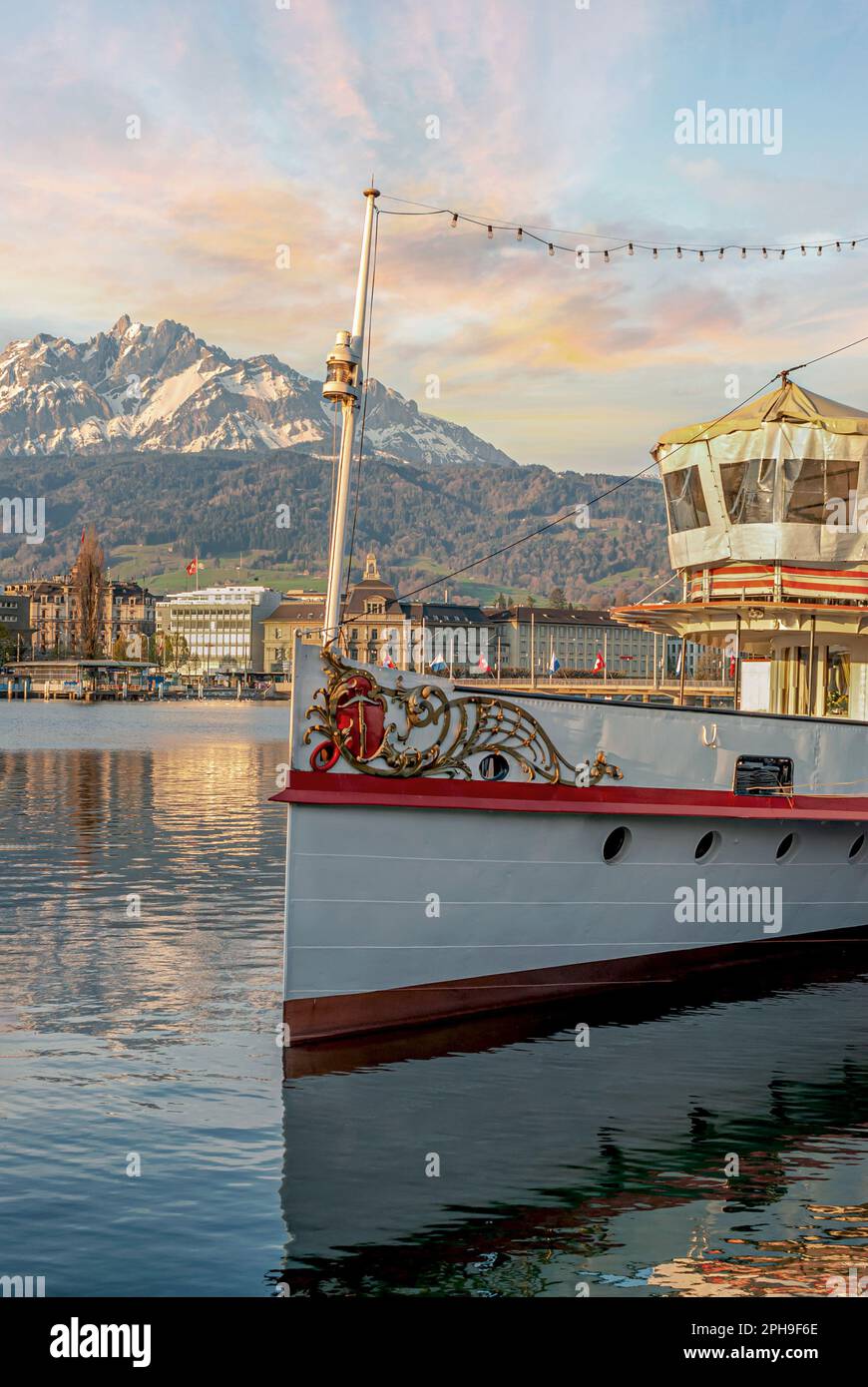 Barco de vapor en Schweizerhof Quay con el Monte Pilatus en el fondo Foto de stock