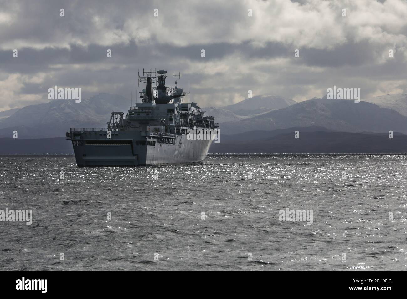 Buque de guerra anfibio clase Albion británico en el mar Foto de stock