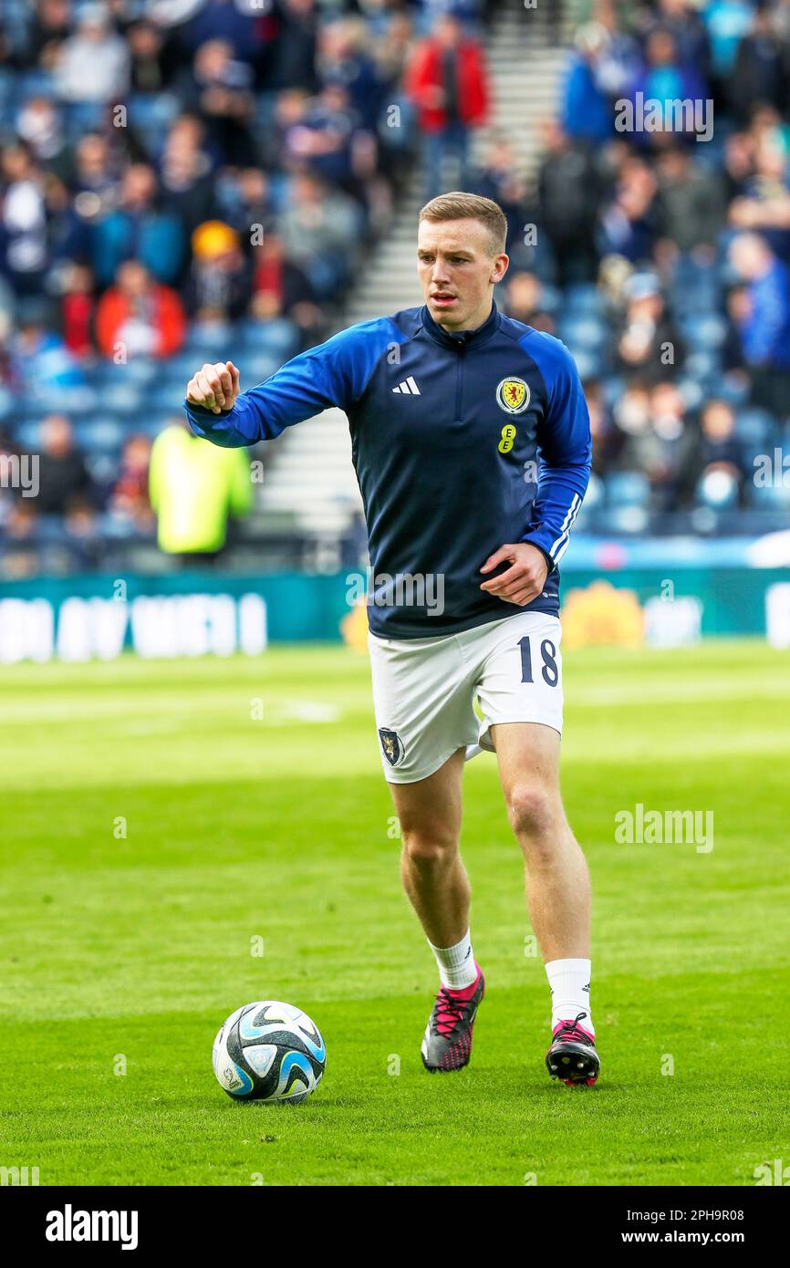 Lewis Ferguson, quien juega como centrocampista central para el Bologna, jugando en el partido contra Chipre en Hampden Park, Glasgow, Escocia en el European Champi Foto de stock