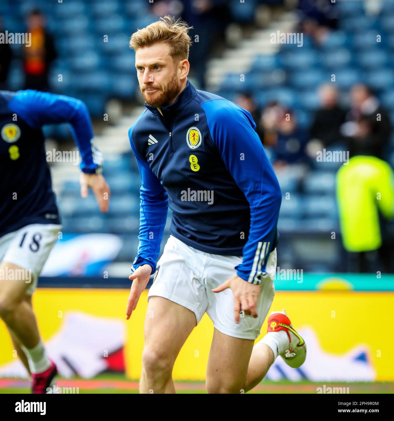 Stuart Armstrong, quien juega como centrocampista central para Southampton, jugando en el partido contra Chipre en Hampden Park, Glasgow, Escocia en el Europeo Foto de stock