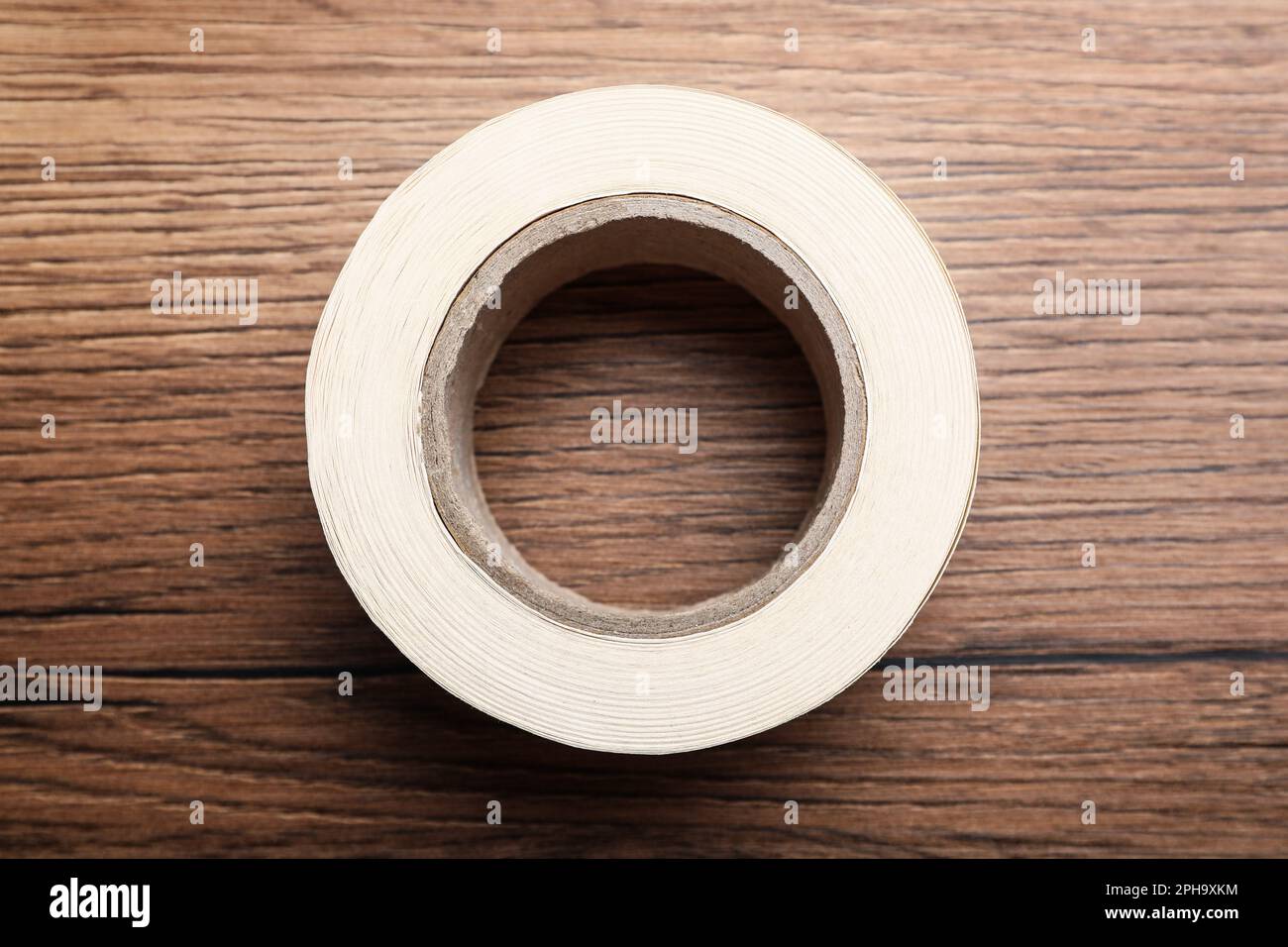Rollo de cinta adhesiva sobre fondo de madera, vista superior Fotografía de  stock - Alamy