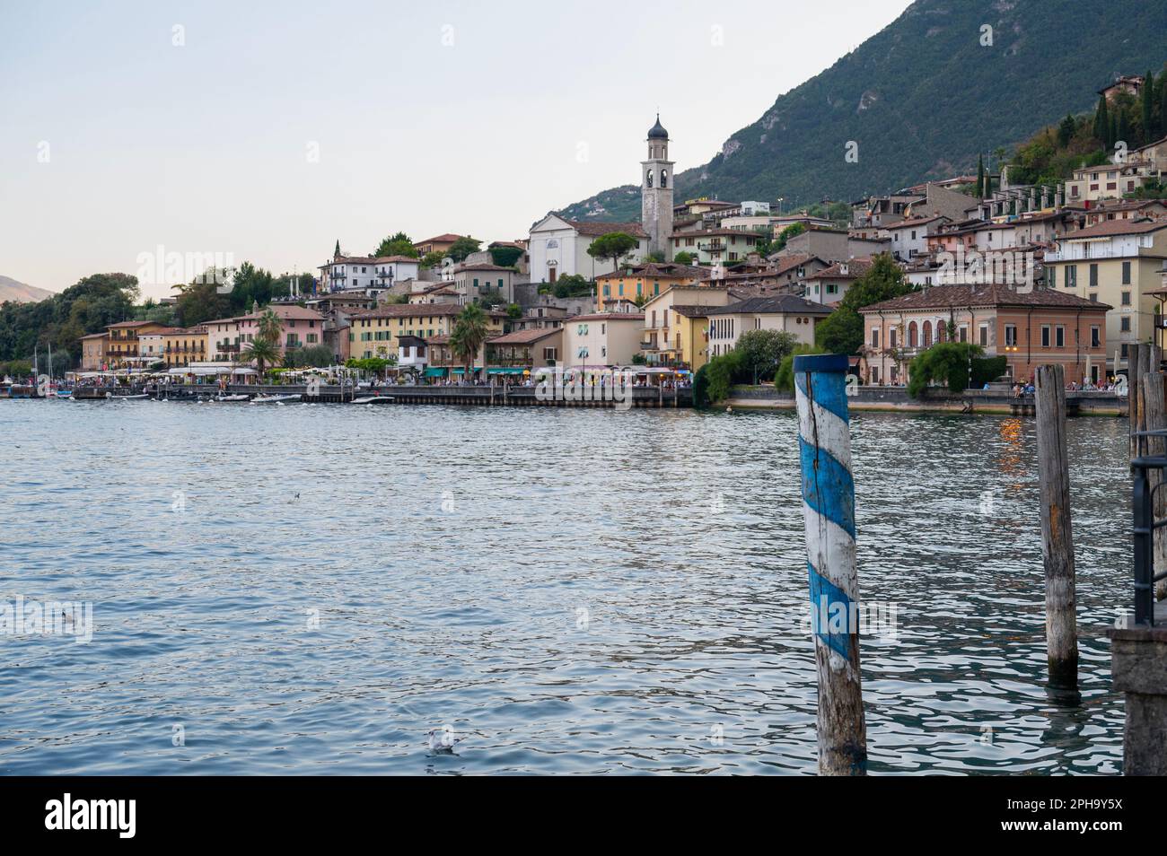Edificios frente al agua que miran desde Limone Sul Garde, una ciudad popular en la orilla del lago de Garda, Italia Foto de stock
