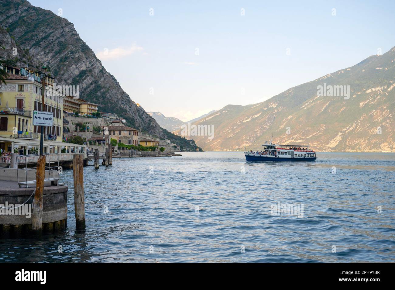 El servicio de barco de autobús acuático hace escala en Limone Sul Garde, una popular ciudad a orillas del lago de Garda, Italia Foto de stock