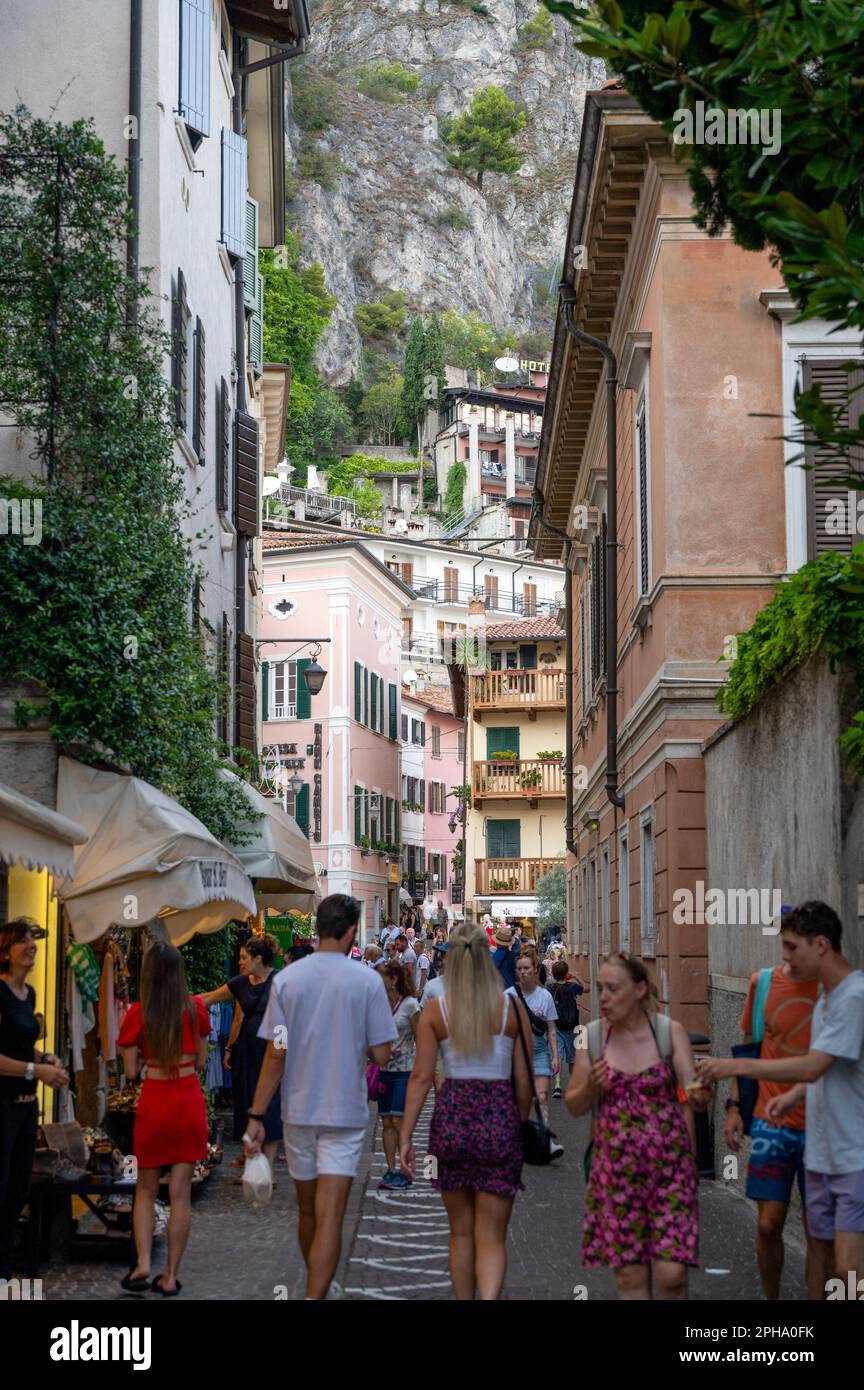 Bonitas calles cubiertas de flores de la antigua Limone Sul Garde, una ciudad popular en la orilla del lago de Garda, Italia Foto de stock