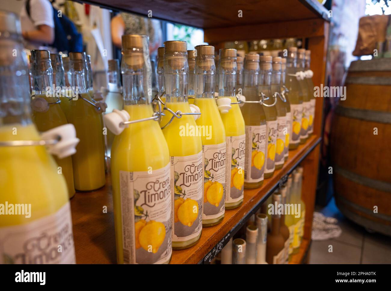 Botellas de licor de limón Limoncello en una tienda en Limone, Lago de Garda, Italia Foto de stock