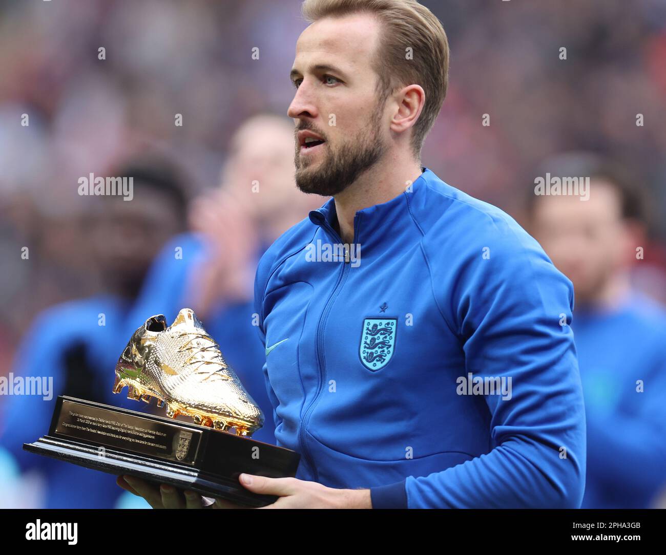 Harry Kane de Inglaterra posa con su trofeo de Bota de Oro durante el partido de clasificación de la ronda de clasificación de la UEFA EURO 2024 Grupo C entre Inglaterra contra Ucrania en Wembl Foto de stock