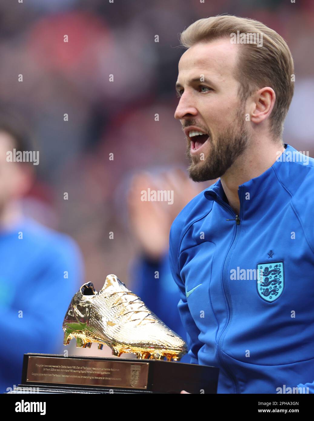 Harry Kane de Inglaterra posa con su trofeo de Bota de Oro durante el partido de clasificación de la ronda de clasificación de la UEFA EURO 2024 Grupo C entre Inglaterra contra Ucrania en Wembl Foto de stock