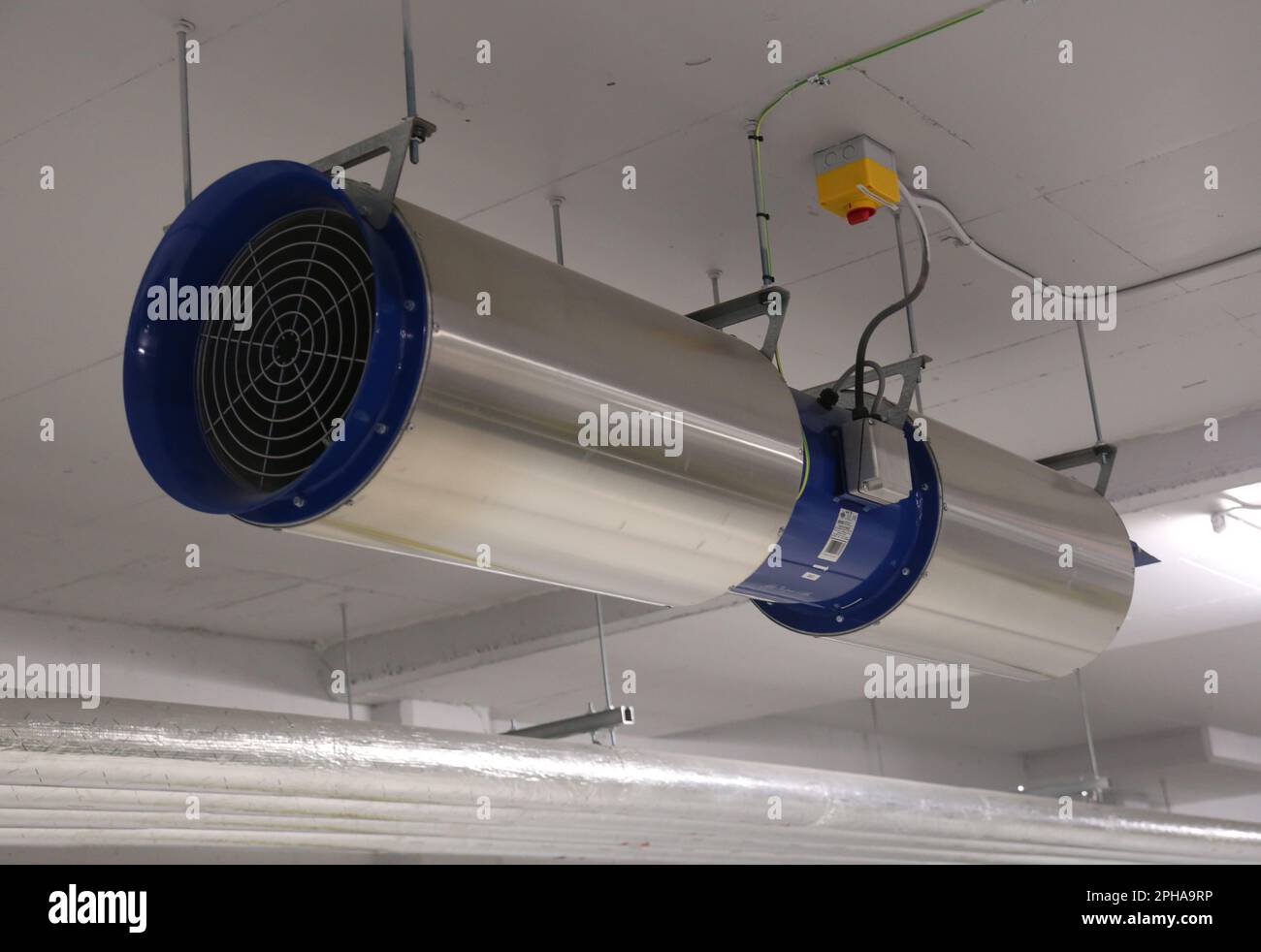 Ventilador extractor dispositivo en el techo del estacionamiento subterráneo. Foto de stock