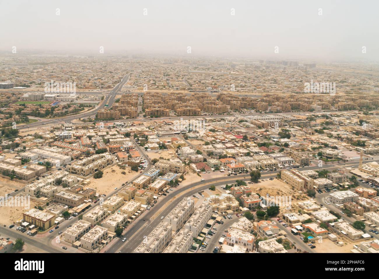 Vista aérea de la hermosa ciudad de Dubai desde un avión que llega para aterrizar durante el día. Foto de stock