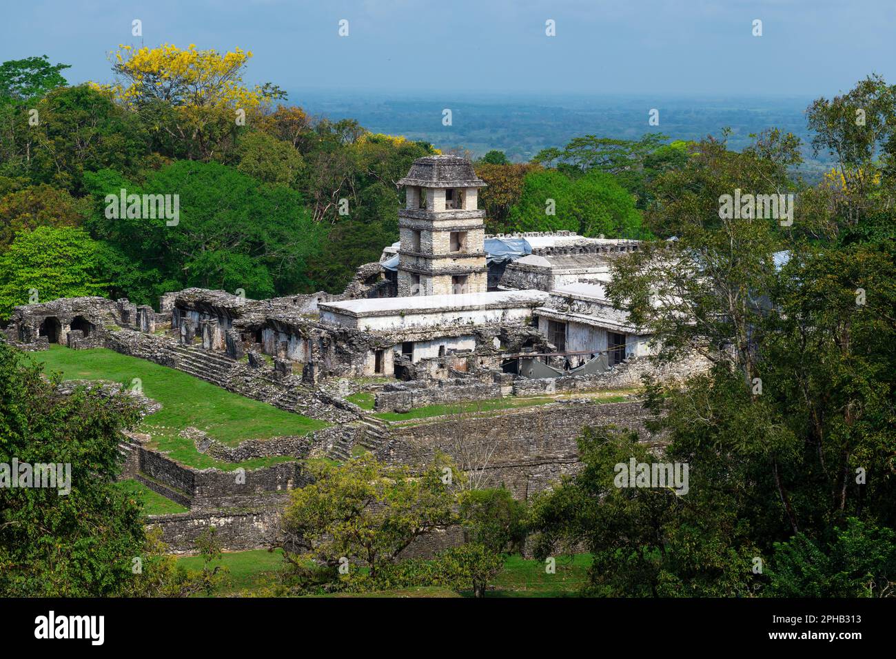 El edificio del palacio en el sitio arqueológico maya de Palenque, Chiapas, México. Foto de stock