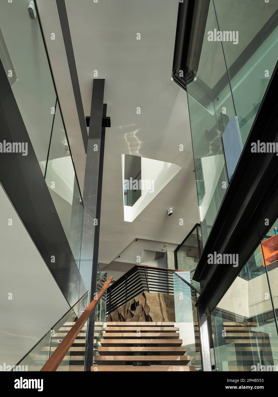 Escalera central y claraboya. Ravine House, South Coogee, Australia