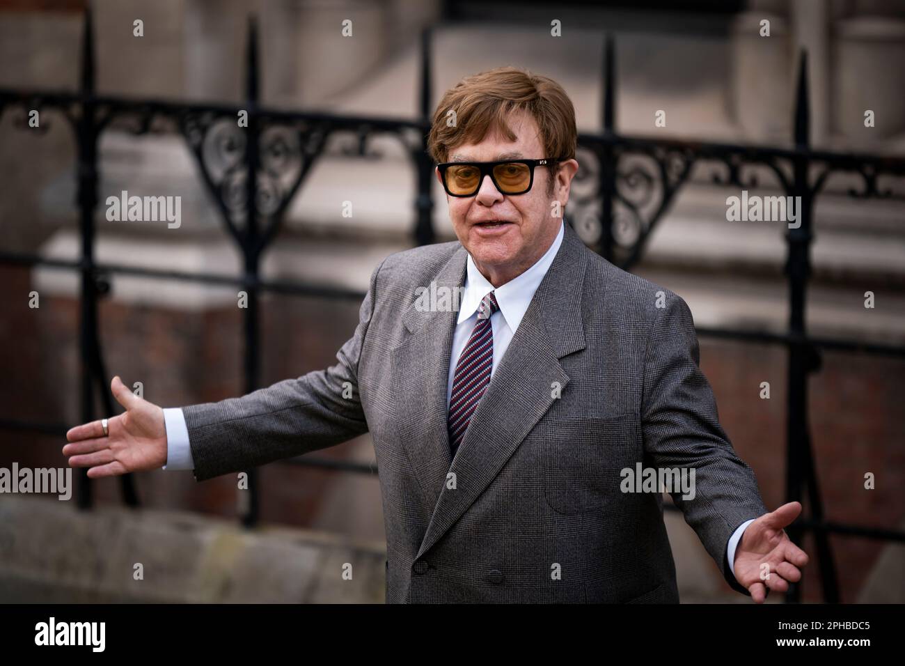 Sir Elton John abandona los Tribunales Reales de Justicia, en el centro de Londres, tras una demanda de audiencia sobre acusaciones de recopilación de información ilegal contra Associated Newspapers Limited (ANL) por siete personas: El Duque de Sussex, la baronesa Doreen Lawrence, Sir Elton John, David Furnish, Liz Hurley, y otros. Sadie Frost y Sir Simon Hughes. Fecha de la fotografía: Lunes 27 de marzo de 2023. Foto de stock