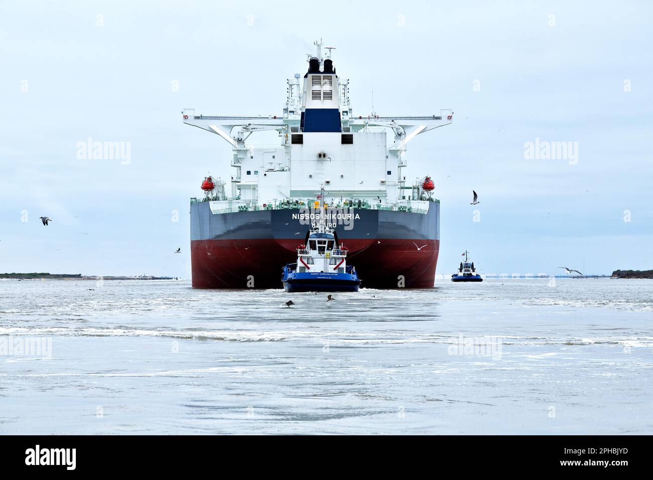 Petrolero de petróleo crudo 'Nissos Nikoria, Majuro' maniobrando el Canal de Buques Corpus Christi, remolcadores asistiendo, Texas, Estados Unidos. Foto de stock