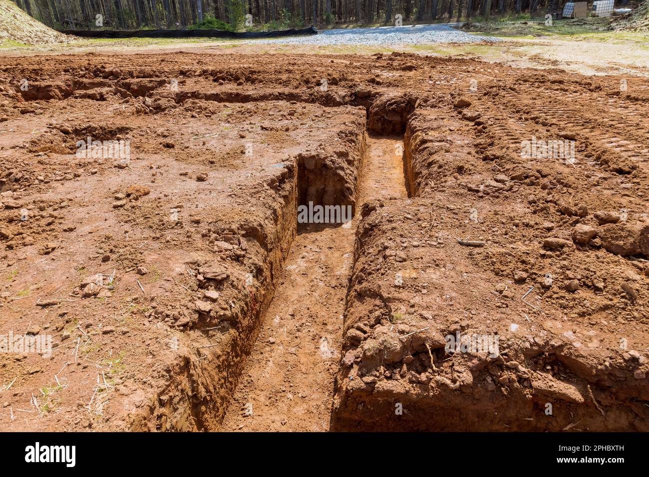Construcción de cimientos de tiras de cemento para nuevas zanjas de