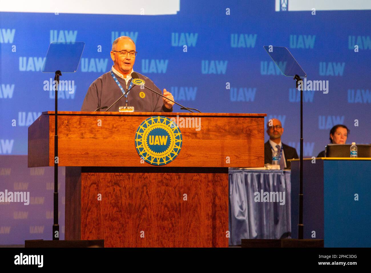 Detroit, Michigan, EE.UU. 27th de marzo de 2023. Shawn Fain, el recién elegido presidente de la Unión de Trabajadores Automotrices, habló al comienzo de la convención de negociación de la UAW. La convención establecerá objetivos de negociación para las próximas negociaciones contractuales. Los contratos del sindicato que cubren a 150.000 trabajadores de las automotrices de Detroit expiran el 14 de septiembre. Crédito: Jim West/Alamy Live News Foto de stock