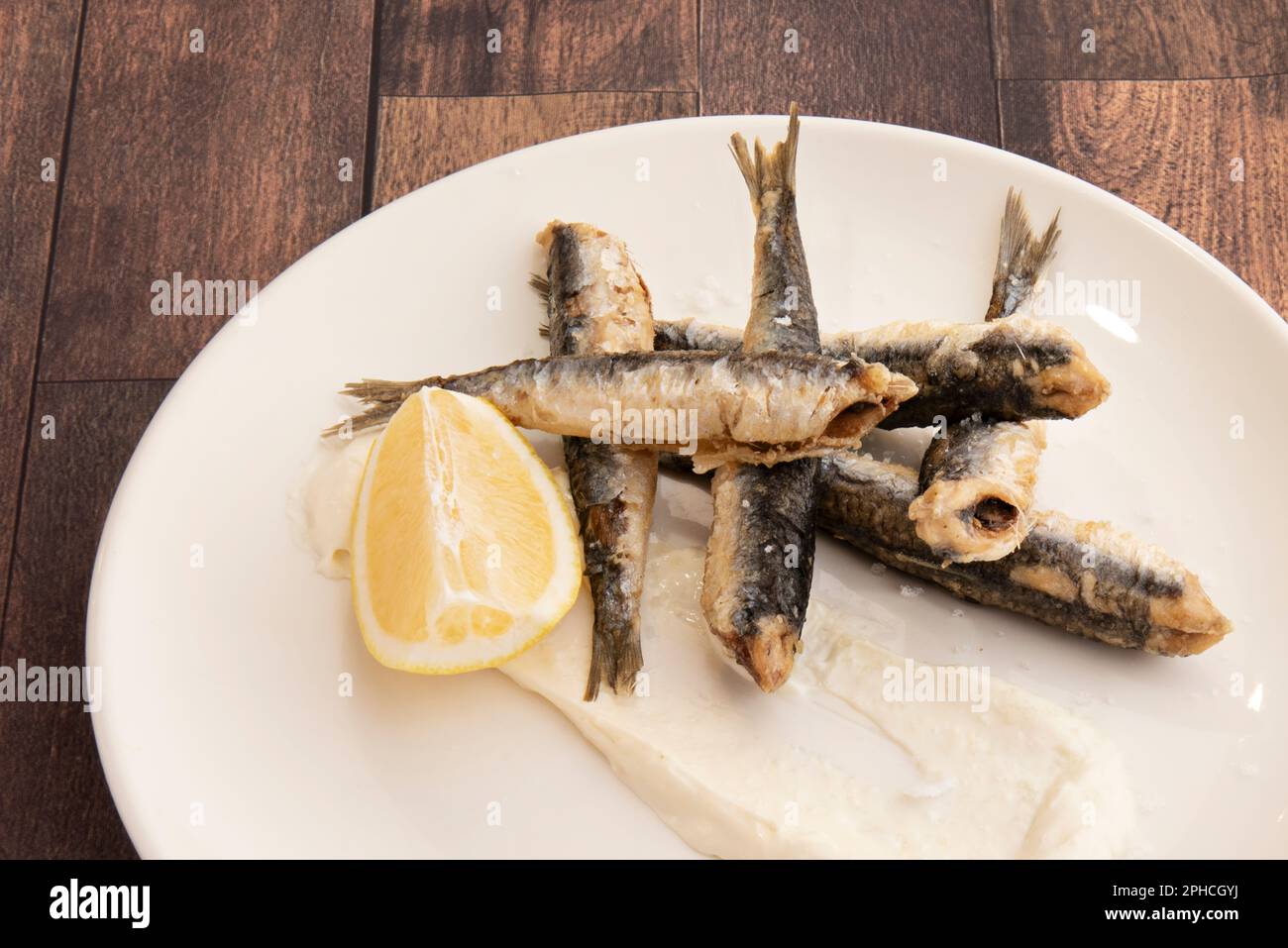 Porción de anchoas fritas servidas como tapa. La anchoa es muy apreciada en la cocina de los países de la cuenca mediterránea por la flav Foto de stock
