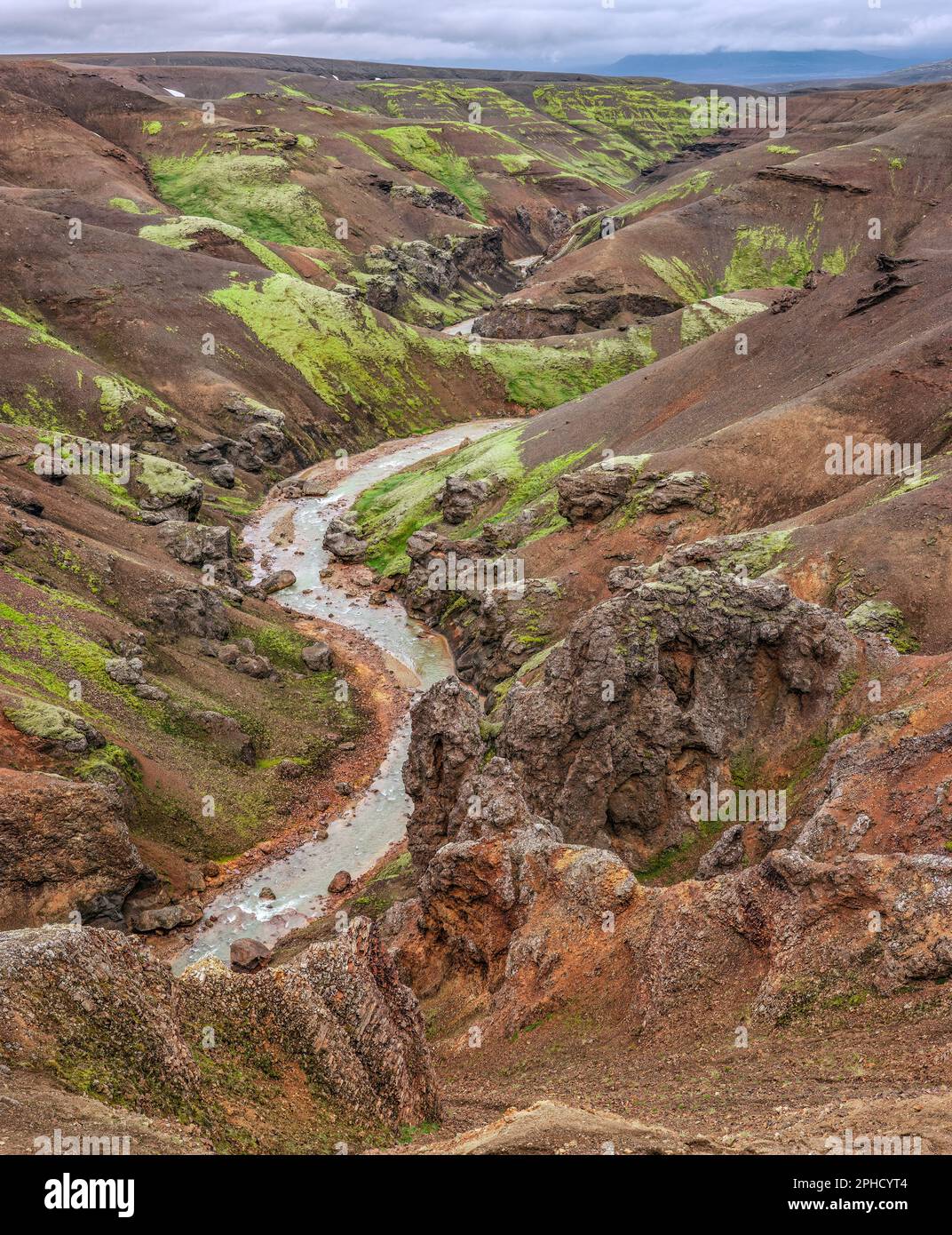 Cañón rico en minerales (óxidos de hierro), cuenca geotérmica, Loomundur, Islandia Foto de stock