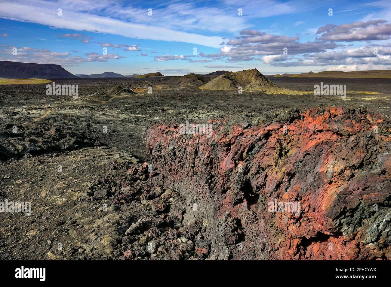 Campo de lava con óxido de hierro y cono de ceniza, Leirhnjùkuri, Islandia (cerca del lago Myvatn) Foto de stock