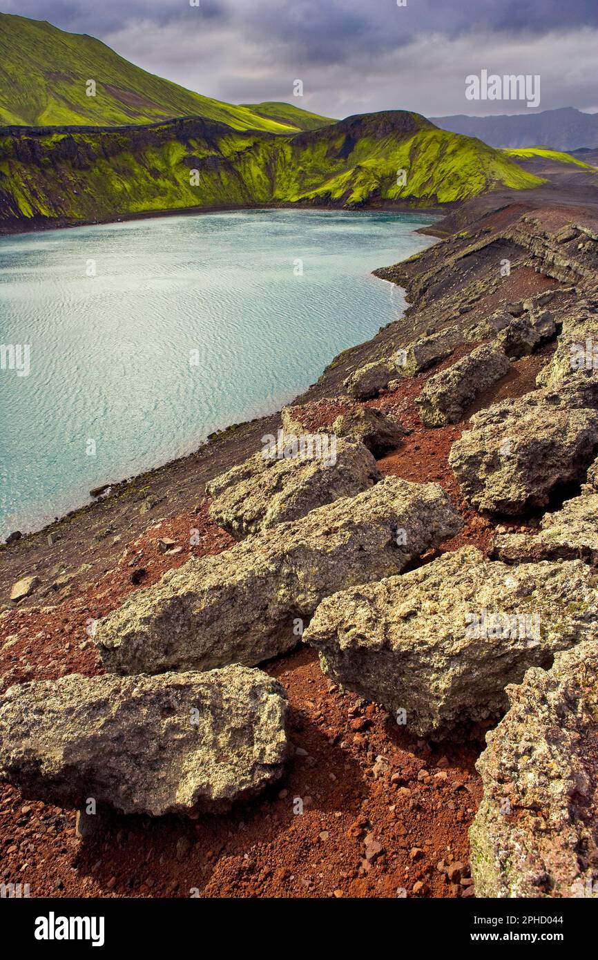 Lago cráter volcánico, Landmannalaugar en las tierras altas de Islandia Foto de stock