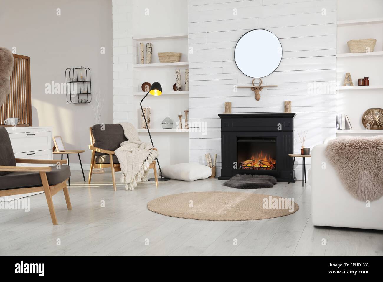Elegante salón interior con chimenea eléctrica y muebles cómodos Fotografía  de stock - Alamy