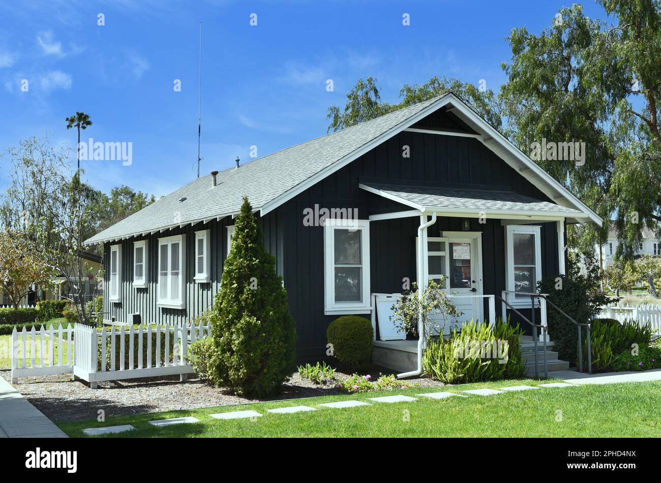 IRVINE, CALIFORNIA - 27 MAR 2023: Workers Row House 16 en el Irvine Ranch Historic Park, antigua sede del rancho, ahora un parque con agr vintage Foto de stock
