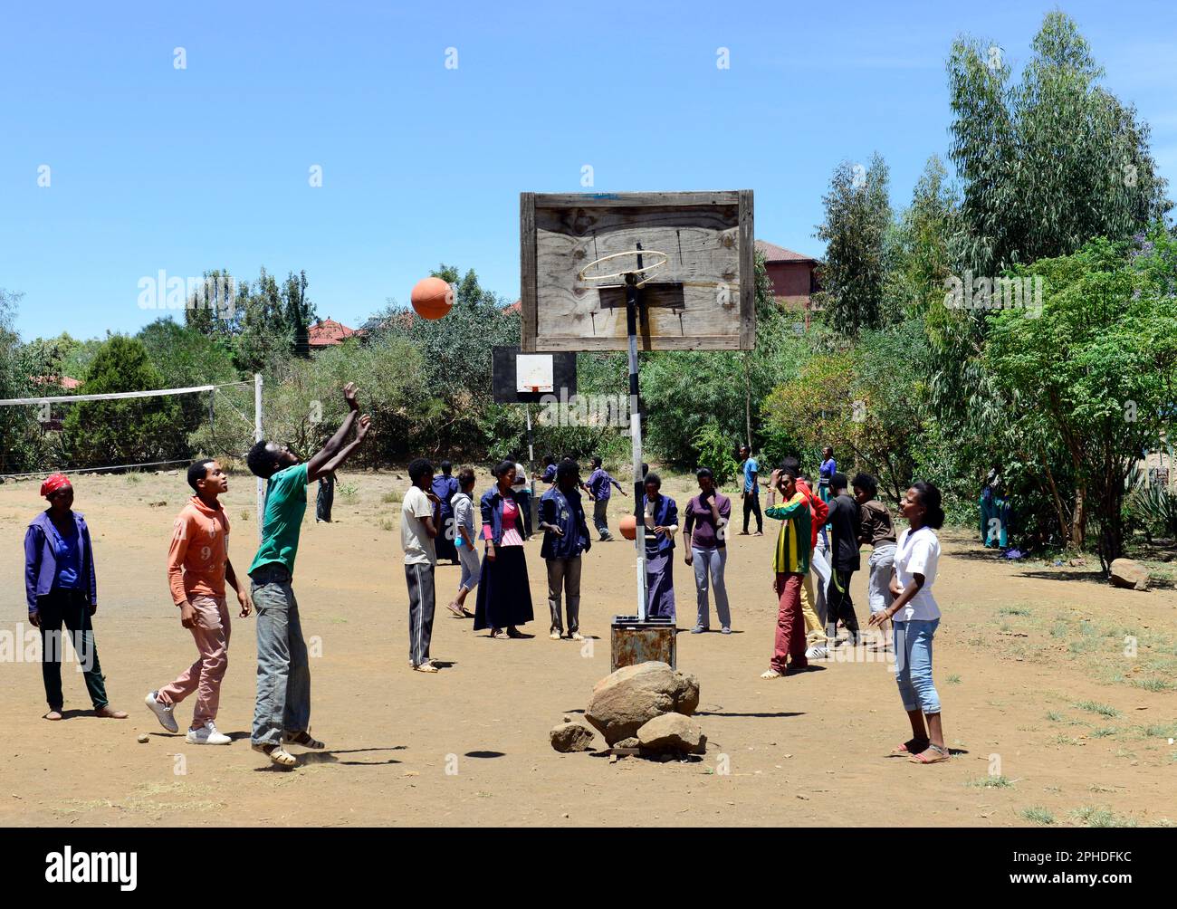 Niños etíopes de secundaria jugando baloncesto. Lalibela, Etiopía. Foto de stock