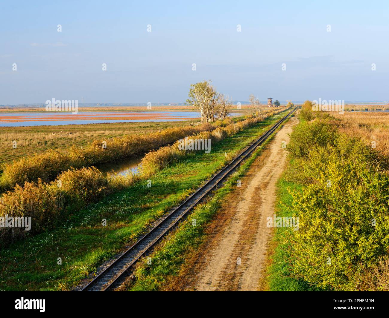 El ferrocarril de vía estrecha. Paisaje en los estanques de peces de Hortobagy (Hortobagy halasto) en el Parque Nacional de Hortobagy, catalogado como patrimonio mundial de la UNESCO Foto de stock