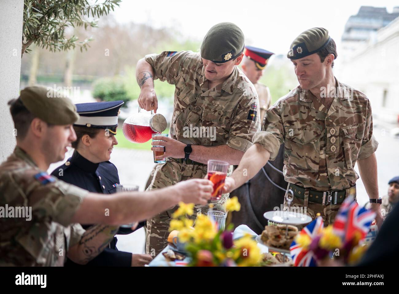 Guardias escoceses y guardias coldstream durante la coronación Gran almuerzo con militares en Wellington Barracks, Londres. Fecha de la fotografía: Martes 28 de marzo de 2023. Foto de stock