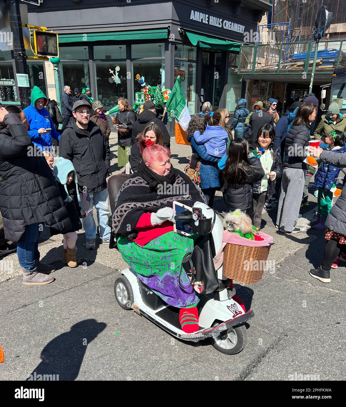 Desfile del Día Irlandés de San Patricio en el barrio de Park Slope en Brooklyn, Nueva York. Los espectadores esperan el desfile para marchar en Pritchard Square en Park Slope. Foto de stock