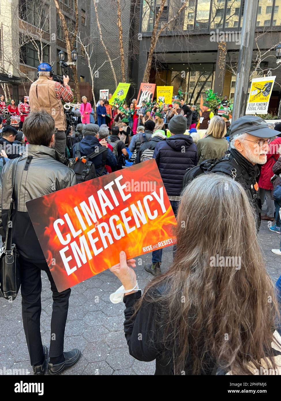 Activistas Ambientales Del Clima Se Manifiestan Y Marchan Contra Los ...