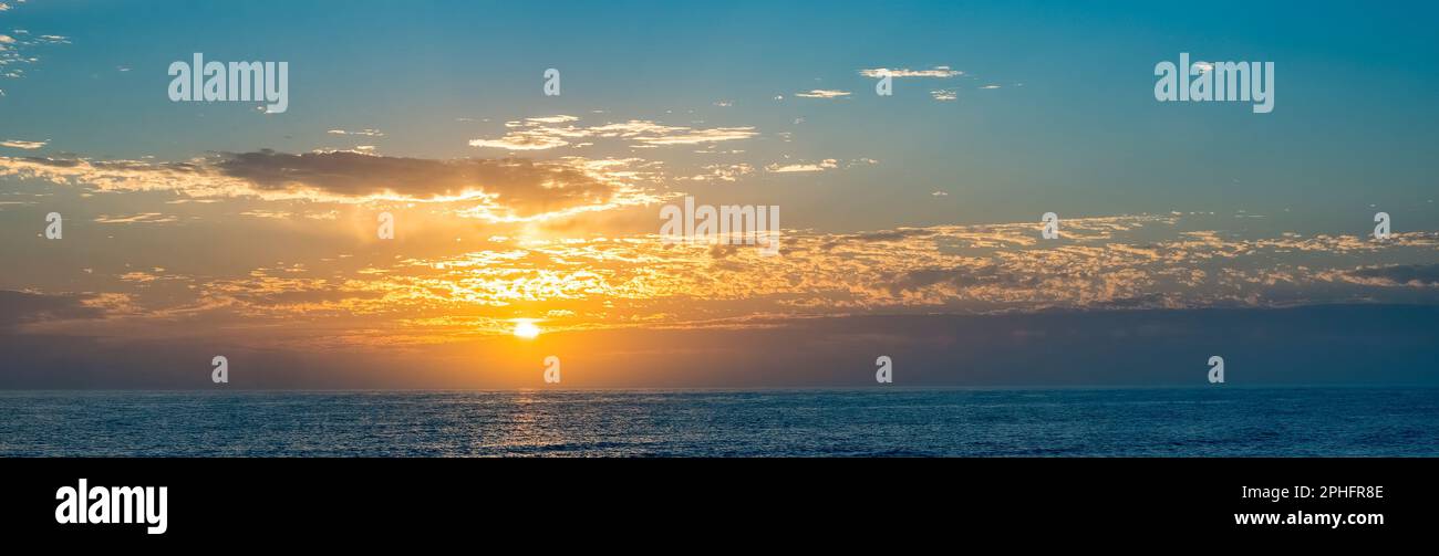 Una puesta de sol naranja y azul sobre el Golfo de México en Caspersen Beach en Venice, Florida, EE.UU Foto de stock