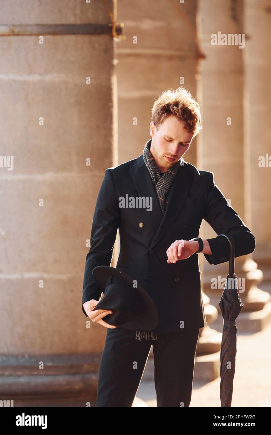 Hombre joven elegante en ropa con clase al aire libre en la ciudad Fotografía de stock - Alamy