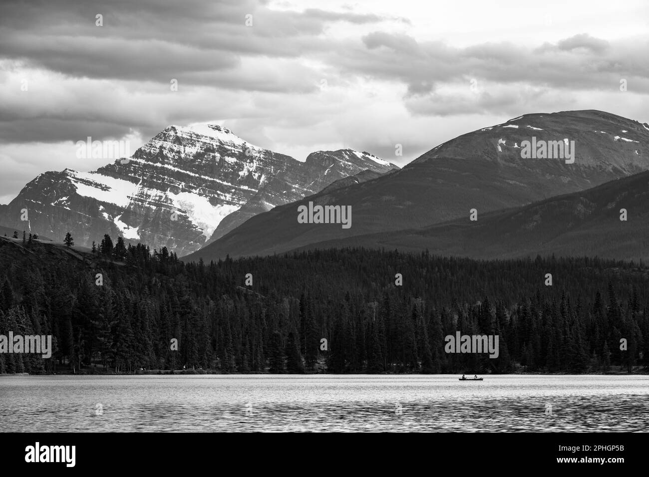 Lago Beauvert en blanco y negro con gente en kayak y Monte Edith Cavell, Parque Nacional Jasper, Canadá. Foto de stock