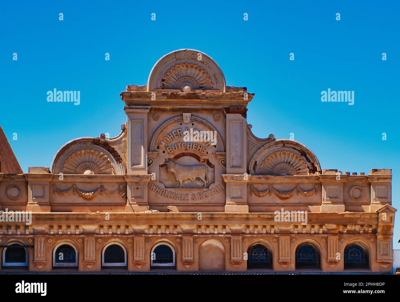 Fachada de un edificio histórico, una antigua carnicería, en Kalgoorlie, Australia Occidental. Ricamente embellecido, con a.o. una escultura de un toro Foto de stock