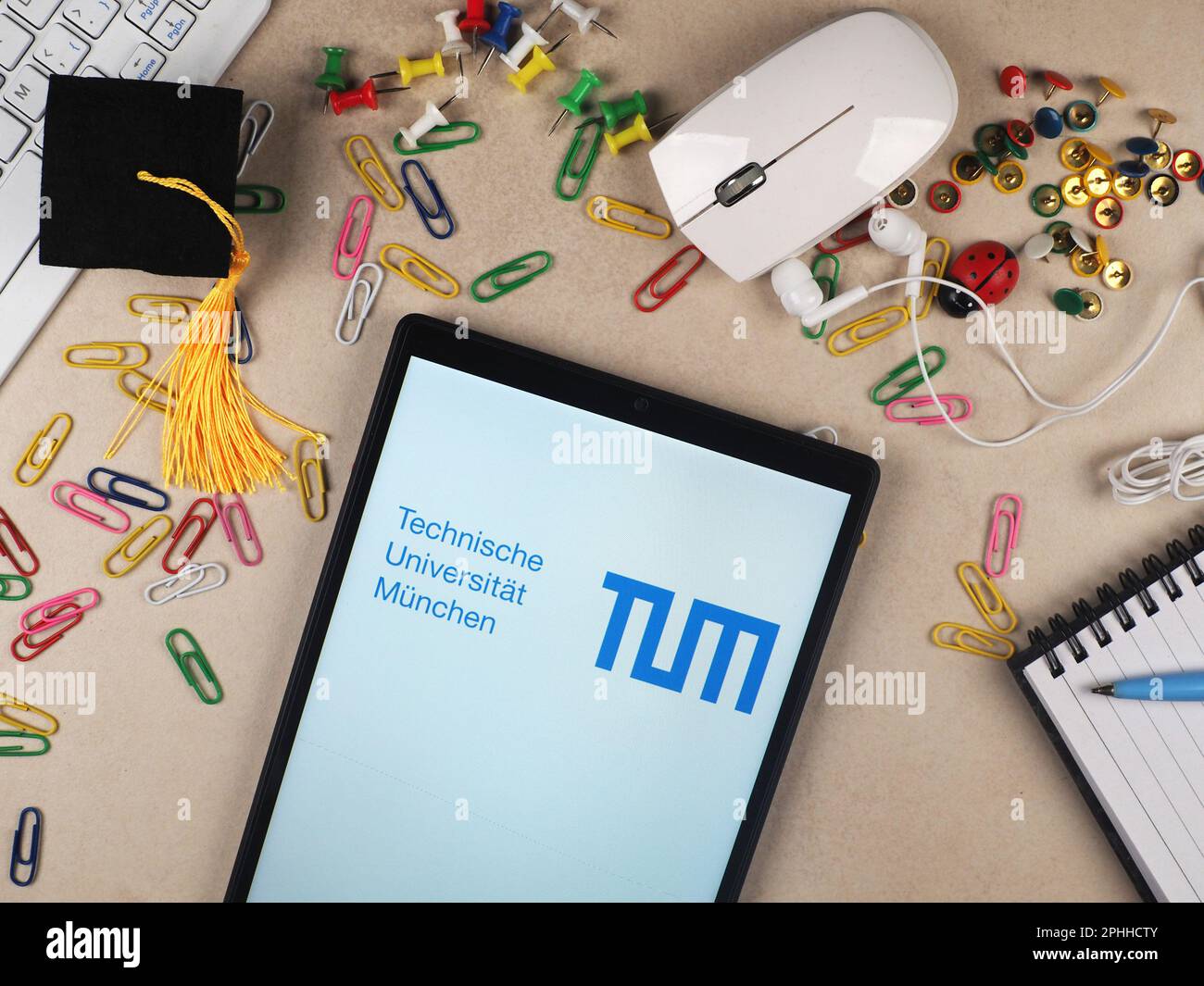 En esta ilustración fotográfica, el logotipo de la Universidad Técnica de Munich se muestra en una tableta. Foto de stock
