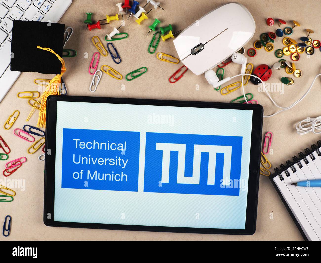 En esta ilustración fotográfica, el logotipo de la Universidad Técnica de Munich se muestra en una tableta. Foto de stock