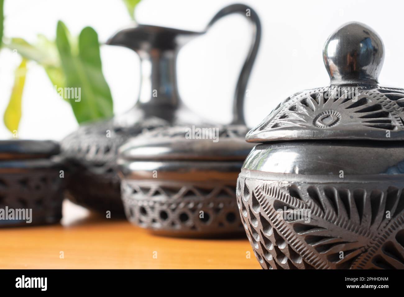 Artesanía típica mexicana. Conjunto de ollas de barro negro hechas a