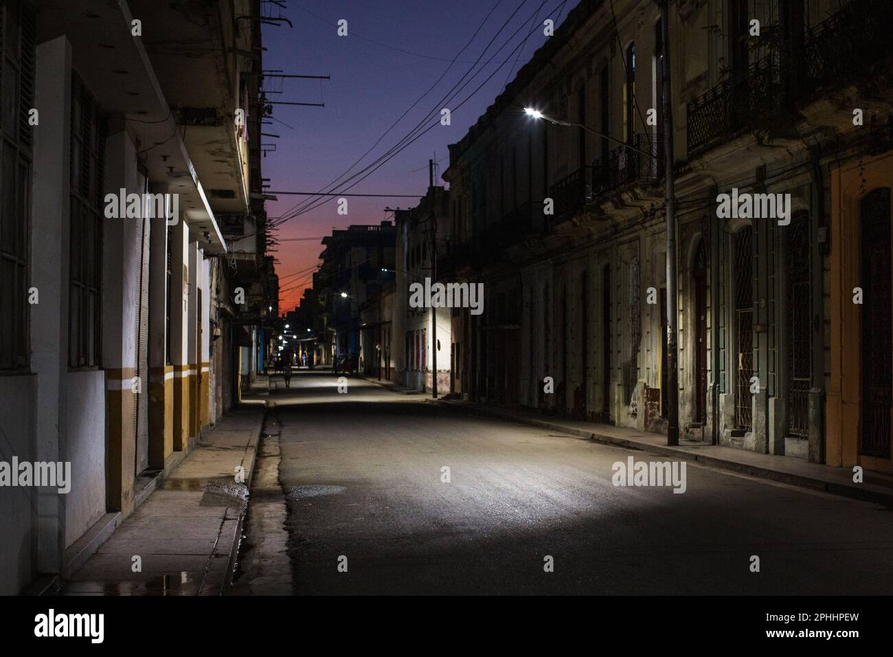 La Habana de noche justo antes del amanecer. Foto de stock