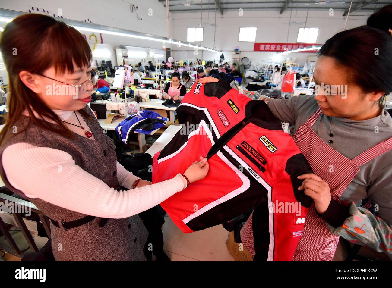 HANDAN, CHINA 29 DE MARZO de 2023 - Trabajadoras mujeres comprueban la calidad de la ropa en
