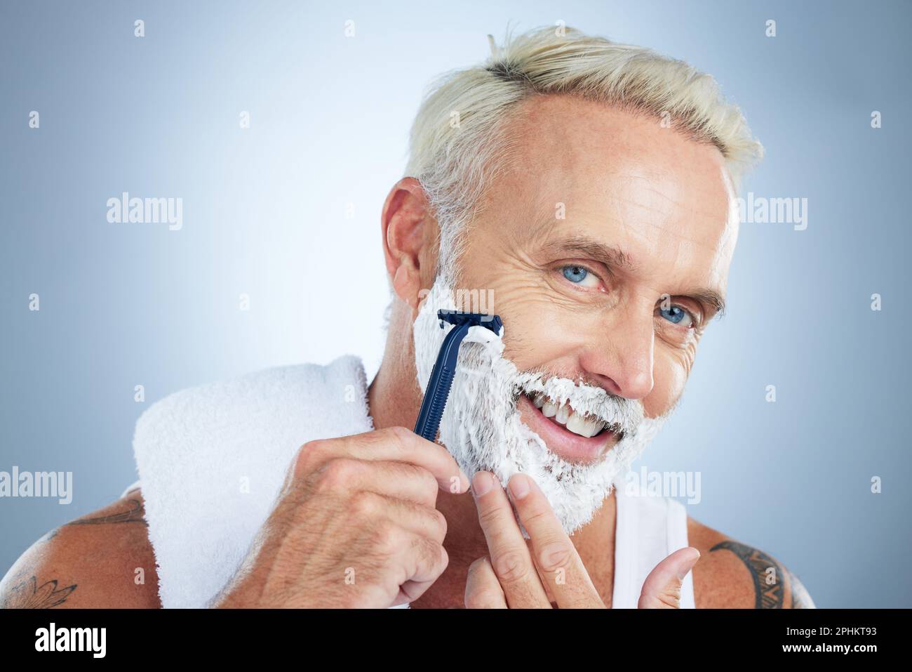 Hombre mayor, afeitadora y afeitado para el cuidado de la piel, la barba o  la depilación sobre un fondo de estudio. Retrato de cara masculina madura  feliz con Shaver Fotografía de stock -