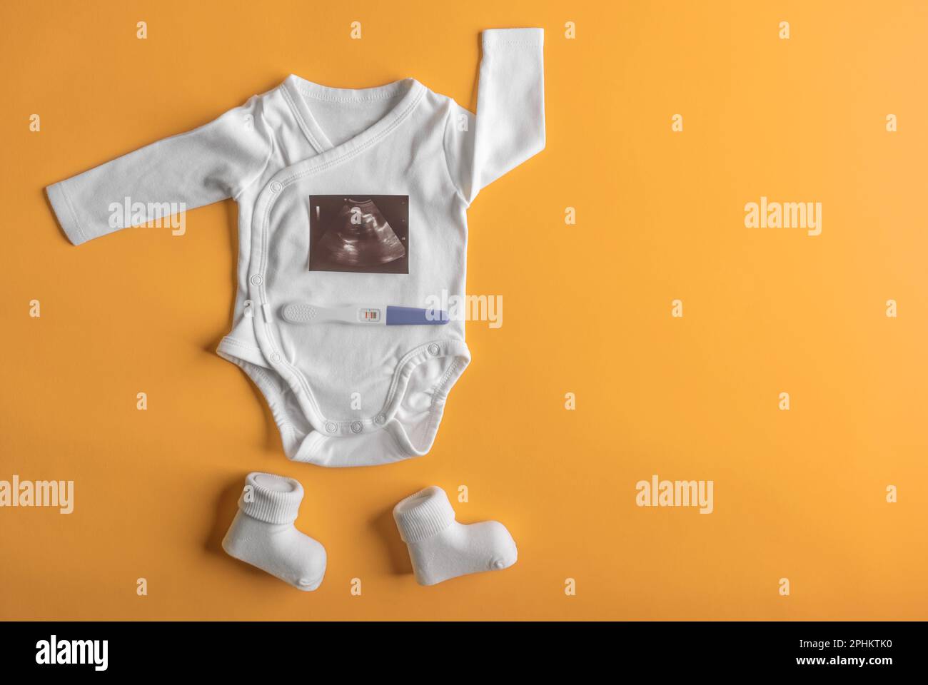 Prueba De Embarazo Positiva En El Fondo De La Ropa De Los Niños Fotografía De Stock Alamy 9689