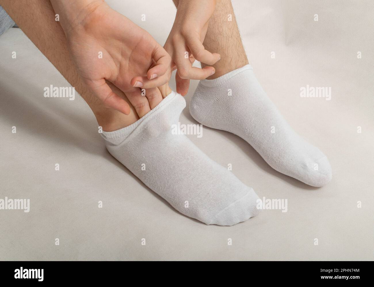 https://c8.alamy.com/compes/2phn74m/el-muchacho-se-pone-calcetines-blancos-hombre-poniendo-calcetin-en-invierno-frio-o-quitarselo-en-casa-2phn74m.jpg