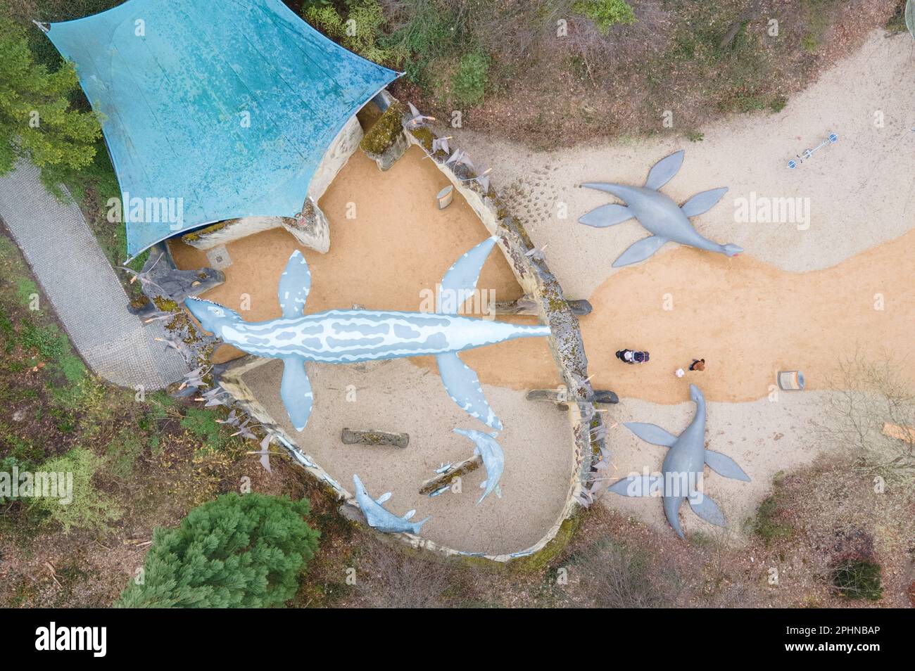 29 de marzo de 2023, Sajonia, Kleinwelka: Los visitantes caminan por el parque de dinosaurios Kleinwelka (vista aérea con un dron). El parque de atracciones, que abarca unas 16 hectáreas, comenzó su temporada el 27 de marzo de 2023. Foto: Sebastian Kahnert/dpa Foto de stock