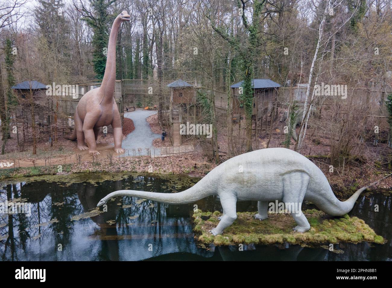 29 de marzo de 2023, Sajonia, Kleinwelka: Dos modelos de dinosaurios de tamaño natural se encuentran en el Parque de Dinosaurios Kleinwelka (vista aérea con un dron). El parque de atracciones, que abarca unas 16 hectáreas, comenzó su temporada el 27 de marzo de 2023. Foto: Sebastian Kahnert/dpa Foto de stock