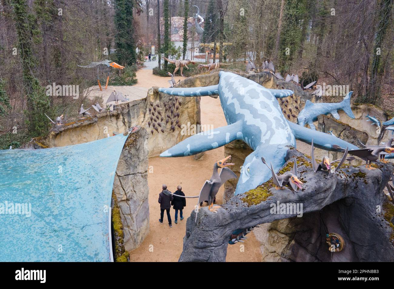 29 de marzo de 2023, Sajonia, Kleinwelka: Los visitantes caminan por el parque de dinosaurios Kleinwelka (vista aérea con un dron). El parque de atracciones, que abarca unas 16 hectáreas, comenzó su temporada el 27 de marzo de 2023. Foto: Sebastian Kahnert/dpa Foto de stock