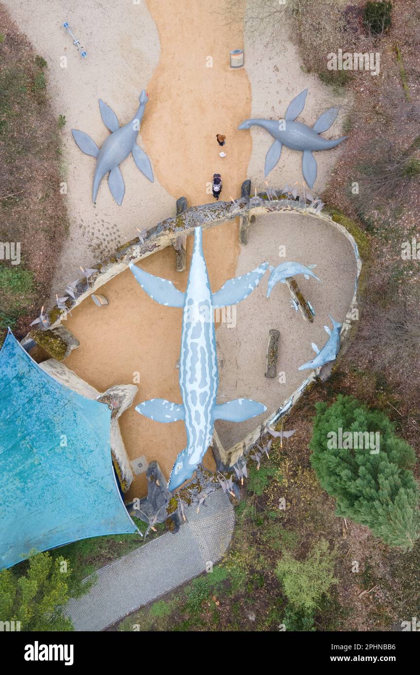 29 de marzo de 2023, Sajonia, Kleinwelka: Los visitantes caminan por el parque de dinosaurios Kleinwelka (vista aérea con un dron). El parque de atracciones, que abarca unas 16 hectáreas, comenzó su temporada el 27 de marzo de 2023. Foto: Sebastian Kahnert/dpa Foto de stock