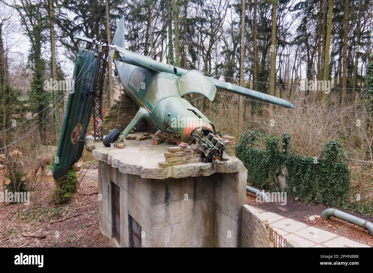 29 de marzo de 2023, Sajonia, Kleinwelka: Un avión de transporte se encuentra en el parque de dinosaurios Kleinwelka en el área de visitantes 'Mundo Olvidado' (vista aérea con un dron). El parque de atracciones, que abarca unas 16 hectáreas, comenzó su temporada el 27 de marzo de 2023. Foto: Sebastian Kahnert/dpa Foto de stock