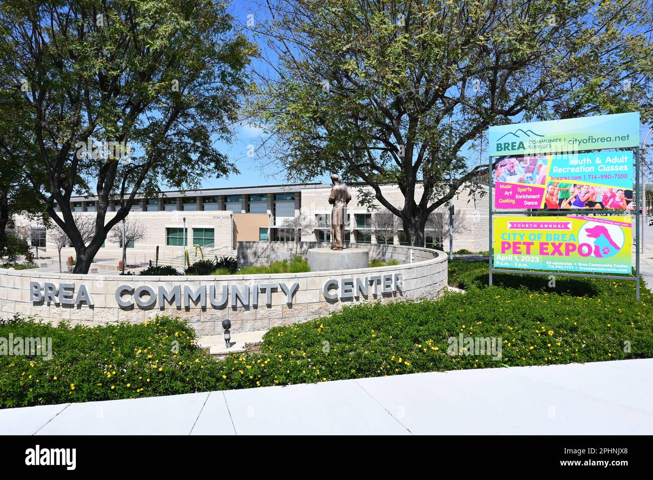 BREA, CALIFORNIA - 28 DE MARZO de 2023: Escultura de Señal y Escultura de Quintessence en el Centro Comunitario de Brea, una instalación de usos múltiples. Foto de stock