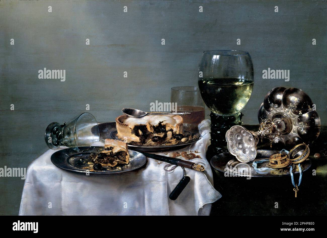 A cargo de Willem Heda. Naturaleza muerta. Mesa de desayuno con pastel de mora por el pintor holandés de la Edad de Oro, Willem Claeszoon Heda (1593/1594 - c. 1680/1682), 1631 Foto de stock